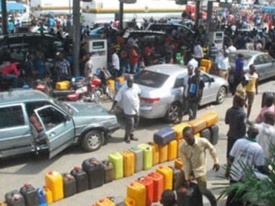Kwara task force visits fuel stations in Ilorin over fuel scarcity.